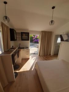 una camera con cucina e soggiorno di little olive tree house a Sali (Sale)