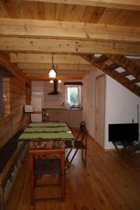 アロウカにあるMoinho de Pedra Máの木製の天井のダイニングルーム(テーブル付)