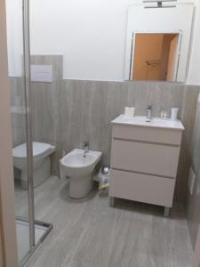 レッジョ・ディ・カラブリアにあるSant'Adrianaのバスルーム(洗面台、トイレ、鏡付)
