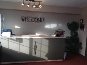 ein Büro mit einer Theke mit einem Willkommensschild an der Wand in der Unterkunft DeLano Motel & RV Park Beaver in Beaver
