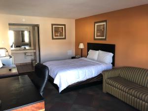 Un pat sau paturi într-o cameră la Nendels Inn & Suites Dodge City Airport