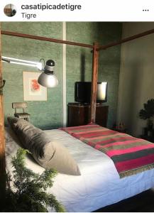 ein Schlafzimmer mit einem großen Bett in einem Zimmer in der Unterkunft Casa típica de Tigre in Tigre