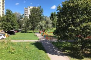 Vonkajšia záhrada v ubytovaní Andersena 190 A - 12 piętro - 10 min CMKP - 5 min Metro - 15 min Centrum