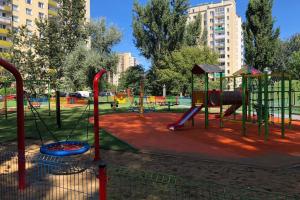 einen Park mit Spielplatz mit Rutsche in der Unterkunft Andersena 190 A - 12 piętro - 10 min CMKP - 5 min Metro - 15 min Centrum in Warschau