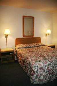 Postel nebo postele na pokoji v ubytování Ponderosa Motel