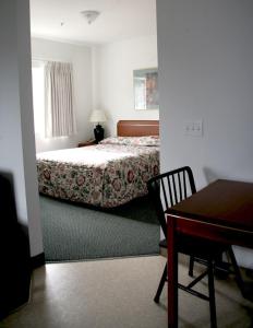 Giường trong phòng chung tại Ponderosa Motel