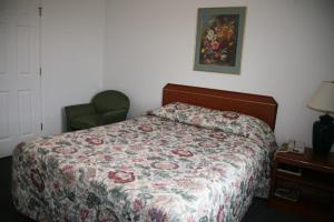 Postel nebo postele na pokoji v ubytování Ponderosa Motel