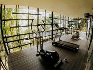 einen Fitnessraum mit zwei Laufbändern und einem großen Fenster in der Unterkunft The Culvert in Kuching