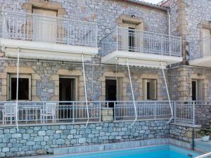 Bazén v ubytování 8 Furnished Apartments in Stoupa for Rent. nebo v jeho okolí