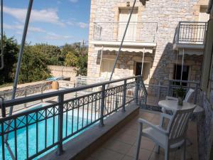 Bazén v ubytování 8 Furnished Apartments in Stoupa for Rent. nebo v jeho okolí