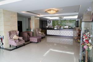 un salón con sillas y un bar en una habitación en Serene Residence en Kanchanaburi
