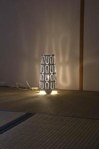 a light in the corner of a room at Guesthouse MI CASA SU CASA in Zentsuji