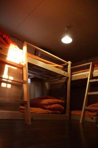 善通寺市にあるゲストハウス ミカサスカサの二段ベッド2組(照明付)が備わるドミトリールームです。