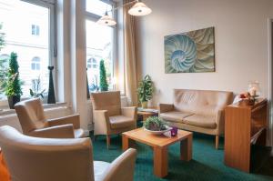 a living room with couches and chairs and a table at LIHO - einfach Lübeck in Lübeck