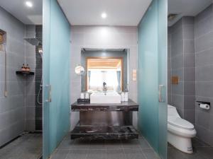bagno con lavandino e servizi igienici di Lijiang Nanfu Yinglu Guesthouse a Lijiang