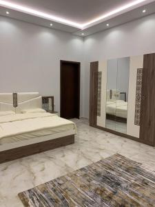 استراحة واحة ڤاي في جدة: غرفة نوم بسريرين ومرآة كبيرة