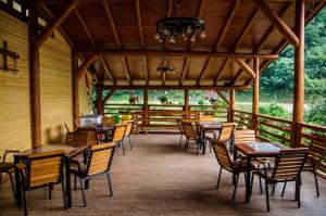 LaPociu في سيمبيني: منطقة لتناول الطعام مع طاولات وكراسي على السطح