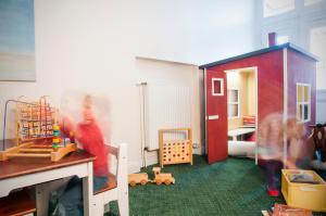 a room with a play room with a toy house at LIHO - einfach Lübeck in Lübeck