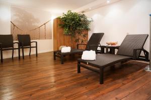 a waiting room with black chairs and a table at LIHO - einfach Lübeck in Lübeck