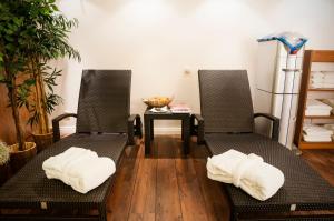 two black chairs with white pillows on them in a room at LIHO - einfach Lübeck in Lübeck