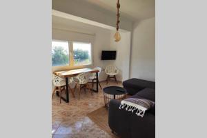 een woonkamer met een bank en een tafel bij Apartamento primera línea in Denia