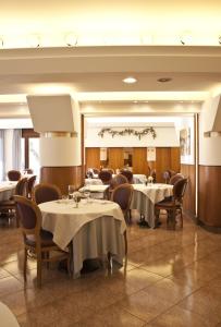 Reštaurácia alebo iné gastronomické zariadenie v ubytovaní Albergo Ristorante Belvedere
