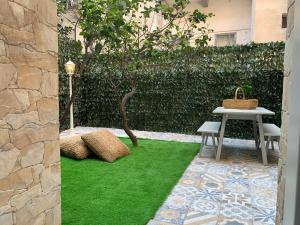 a small garden with a table and green grass at Il giardino segreto in Taranto
