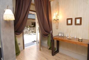 Zimmer mit einem Tisch und einer Glasschiebetür in der Unterkunft Hotel Plaza in Castejón de Sos