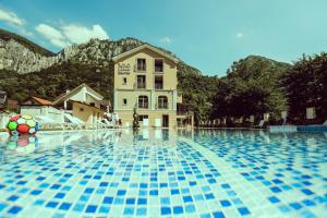 Swimmingpoolen hos eller tæt på Pensiunea JOJO Imperial Resort&Spa