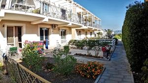 un edificio con giardino di fronte di Asinaro Residence - Fronte Mare a Calabernardo