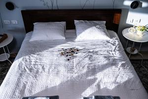 una cama con un edredón blanco y algunas especias en ella en צימר רומנטי ואיכותי בפרדס חנה La Baita, en Pardes H̱anna
