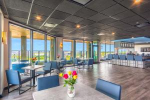 Ресторант или друго място за хранене в Holiday Inn Miami International Airport by IHG
