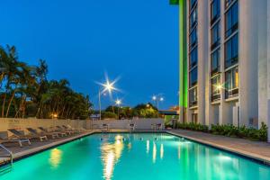 Swimming pool sa o malapit sa Holiday Inn Miami International Airport, an IHG Hotel
