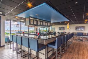 Ресторант или друго място за хранене в Holiday Inn Miami International Airport by IHG