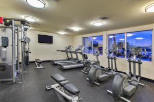 Фитнес център и/или фитнес съоражения в Holiday Inn Miami International Airport by IHG