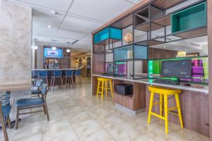 Кухня или кухненски бокс в Holiday Inn Miami International Airport by IHG
