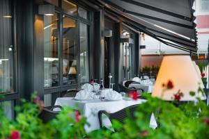 Reštaurácia alebo iné gastronomické zariadenie v ubytovaní Hotel Ligure