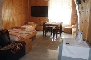 Zimmer mit 2 Betten, einem Tisch und einem Fenster in der Unterkunft Hotel u Nádraží Lanžhot in Lanžhot