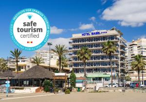 un hotel en la playa con un cartel de turismo hotelero certificado en Hotel Isabel en Torremolinos