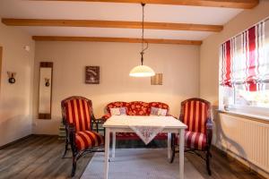 Un comedor con mesa y sillas en Apartmenthaus Djuren, en Dornum