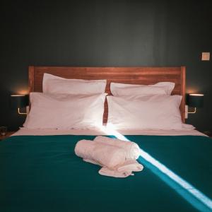 - une chambre avec un lit et une serviette dans l'établissement Bleu Nuit, à La Possession