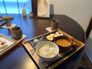 a tray with rice and bowls of food on a table at 島ぐらしカフェchigoohagoo 男性のみ宿泊不可 Couples & Single Females Only in Oshima