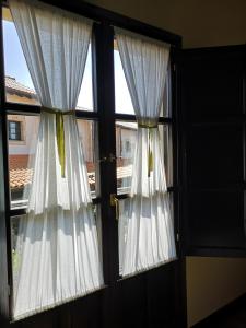 un par de cortinas delante de una puerta en Mayorazgo De Altamira Mila, en Santillana del Mar