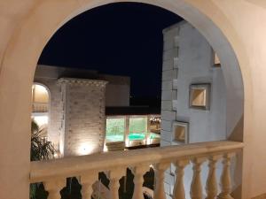 uma vista para uma varanda à noite a partir de uma casa em Villa Rosa Candida em San Foca
