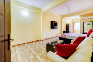 TV a/nebo společenská místnost v ubytování Gaurika Residency Boarding & Lodging - Padubidri