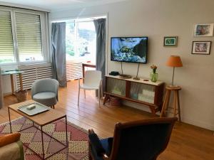 a living room with a tv on the wall at Standing-Montparnasse in Paris