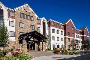 un hotel con un arco frente a un edificio en Staybridge Suites Reno Nevada, an IHG Hotel en Reno