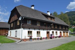 een wit en zwart huis met een zwart dak bij Ferienwohnung Ertlerhof in Ranten