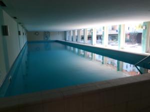 a large empty swimming pool in a building at Seeappartment Regina Bodensdorf am Ossiacher See am Fuße der Gerlitzen in Tschöran