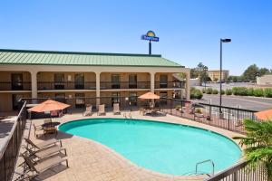 Days Inn by Wyndham Las Cruces 부지 내 또는 인근 수영장 전경